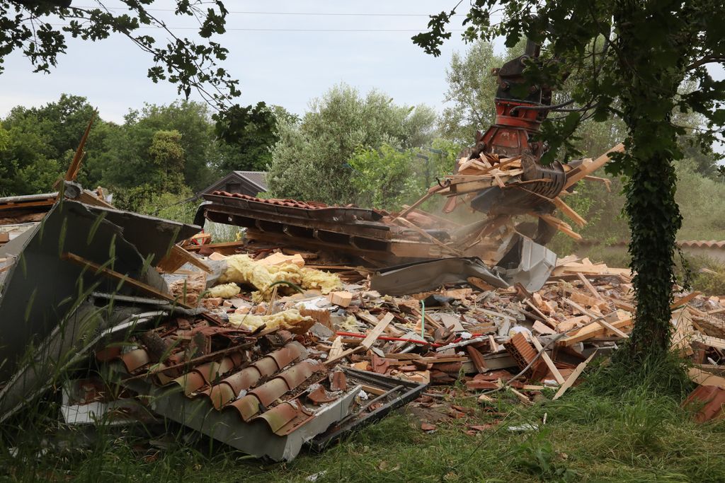 Rušenje bespravno izgrađenih objekata u Šišanu - 15