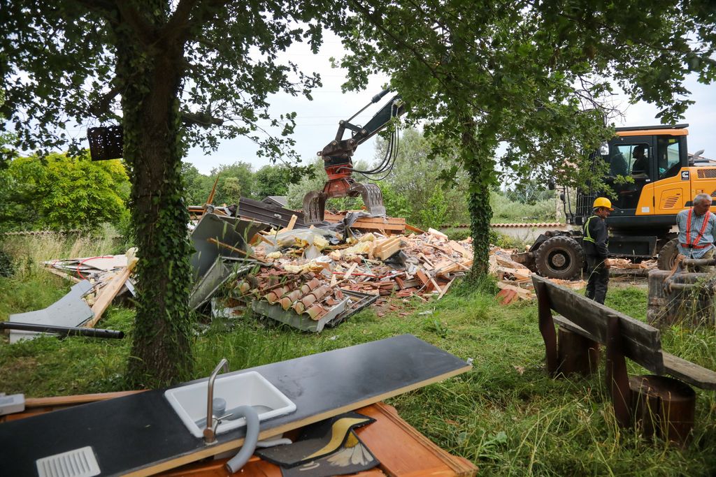 Rušenje bespravno izgrađenih objekata u Šišanu - 15