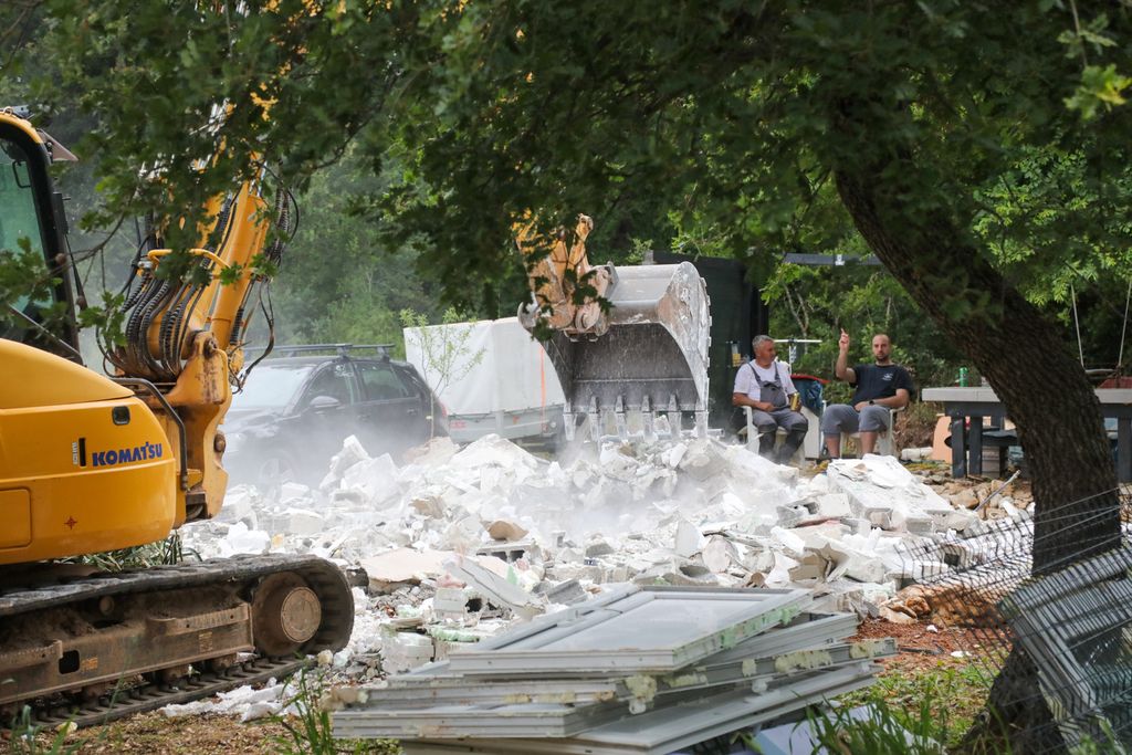 Rušenje bespravno izgrađenih objekata u Šišanu - 15