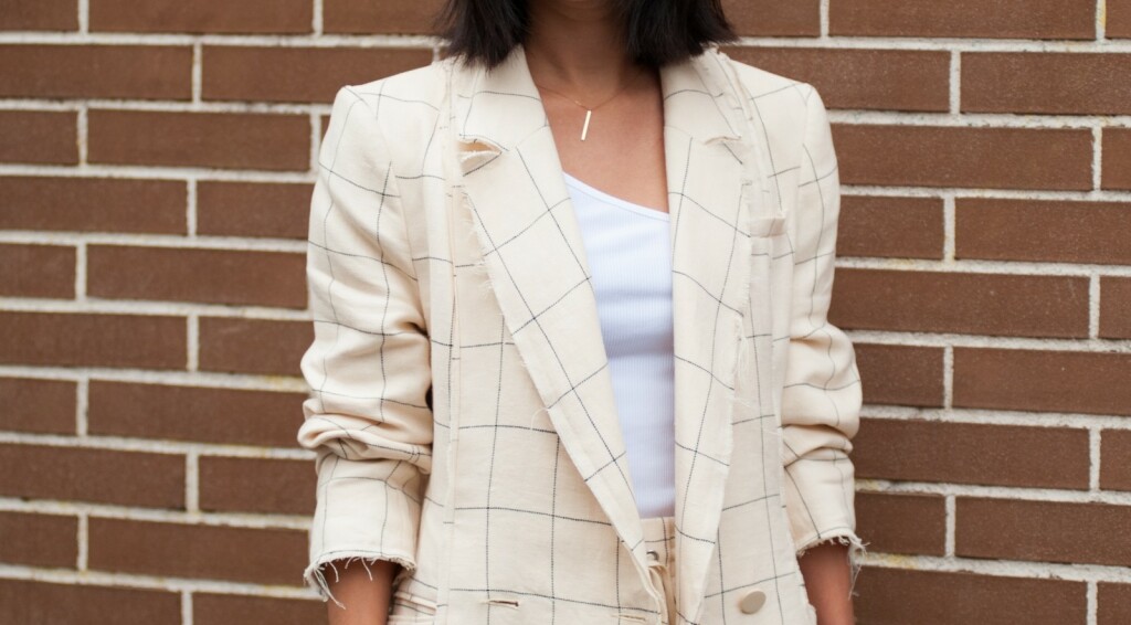 Top osebujnog kroja uljepšat će i poslovnu kombinaciju