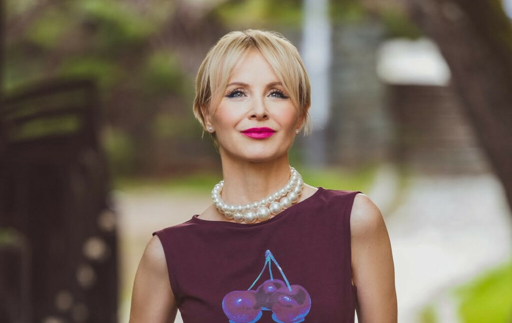 Danijela Martinović u suknji olovka-kroja i salonkama - 3