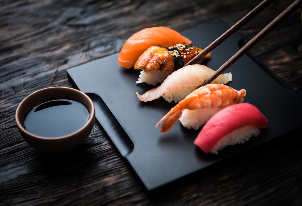 Umak od soje servira se sa sushijem