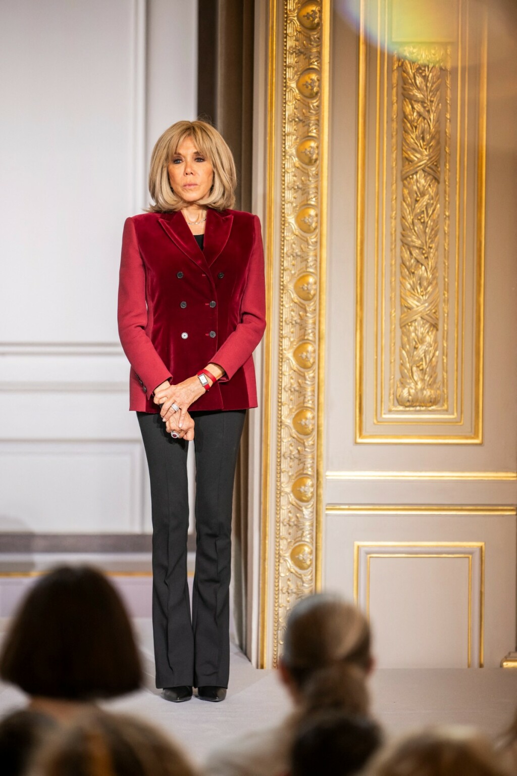 Brigitte Macron u baršunastom sakou i elegantnim hlačama