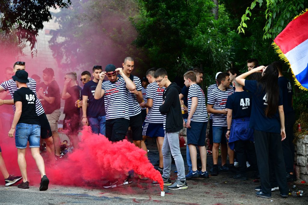 Zadarski policajac potpisao se na majice maturantica - 1