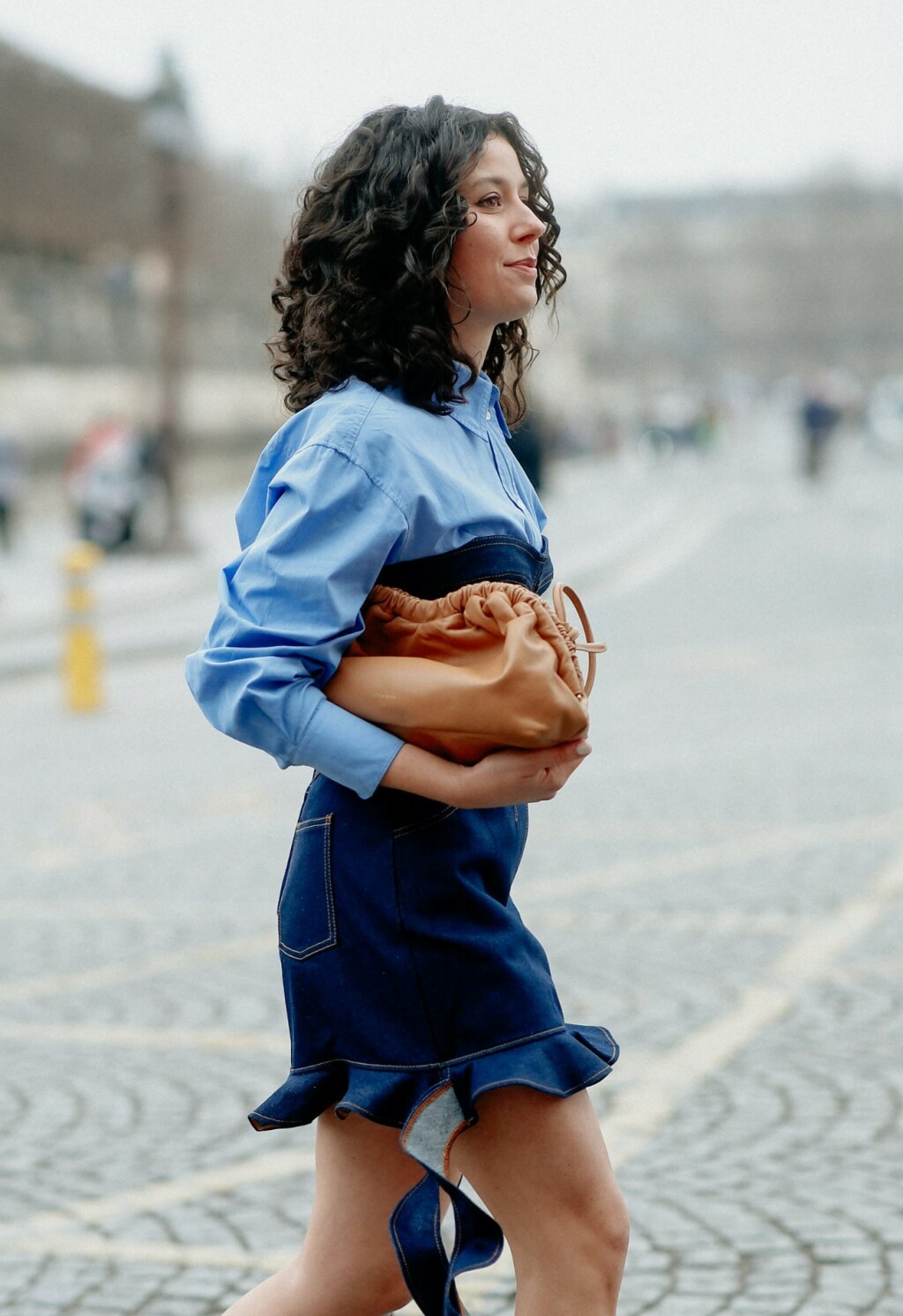 Haljina u kombinaciji s košuljom u street style izdanju s Tjedna mode
