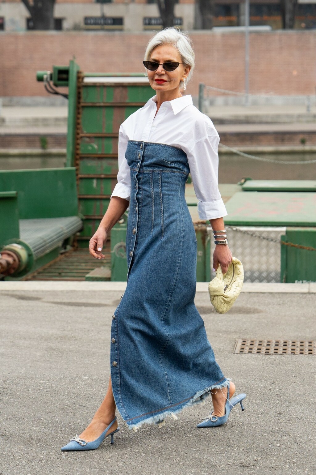 Haljina u kombinaciji s košuljom u street style izdanju s Tjedna mode