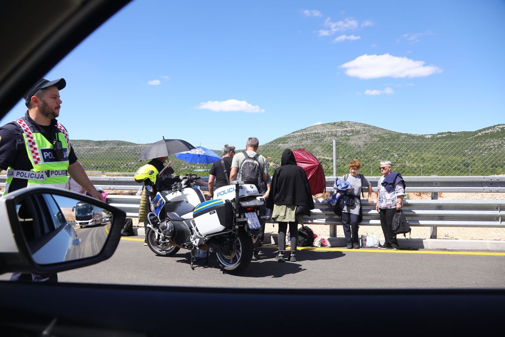 Prometna nesreća u kojoj su na autoputu sudjelovala dva autobusa - 16