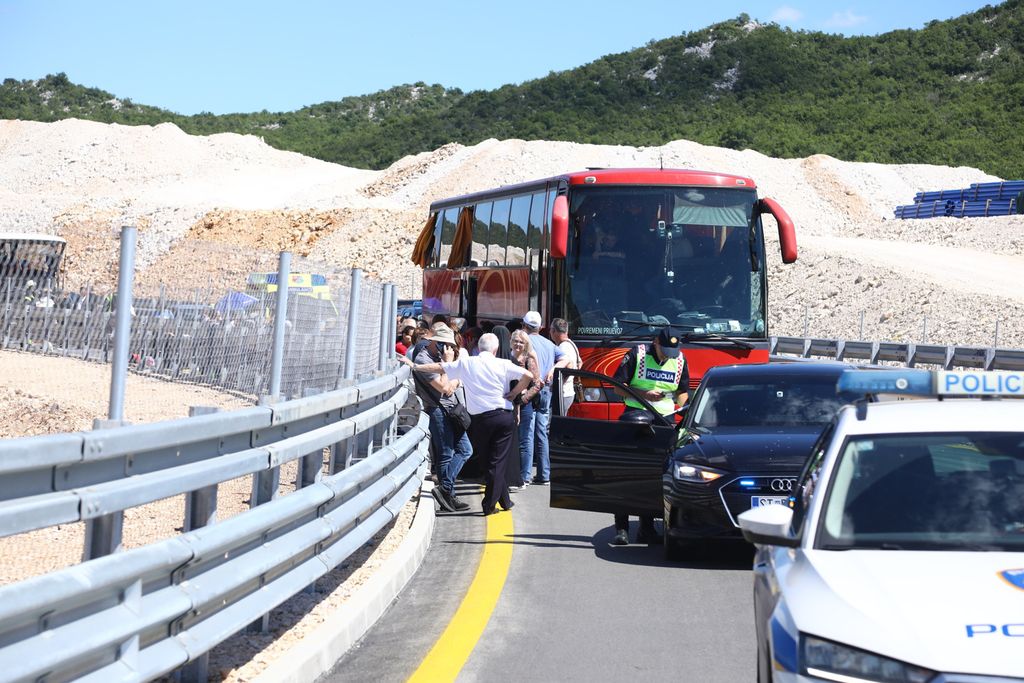 Prometna nesreća u kojoj su na autoputu sudjelovala dva autobusa - 16