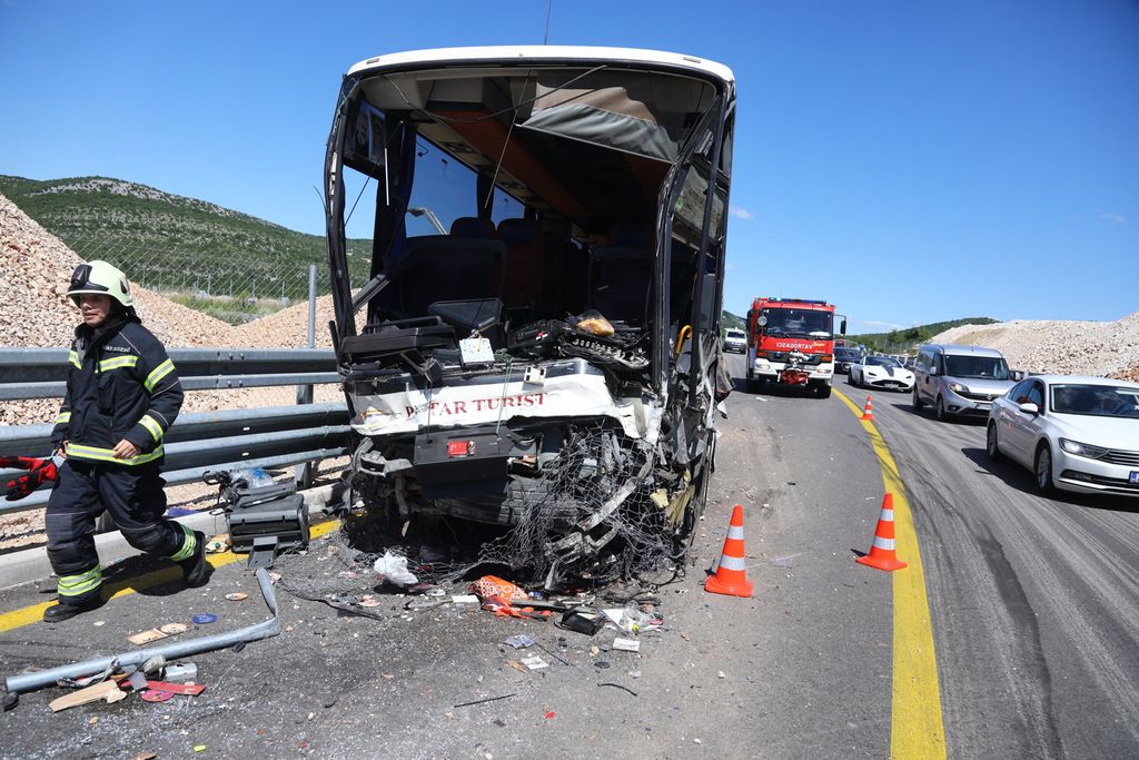 Prometna nesreća u kojoj su na autoputu sudjelovala dva autobusa - 16