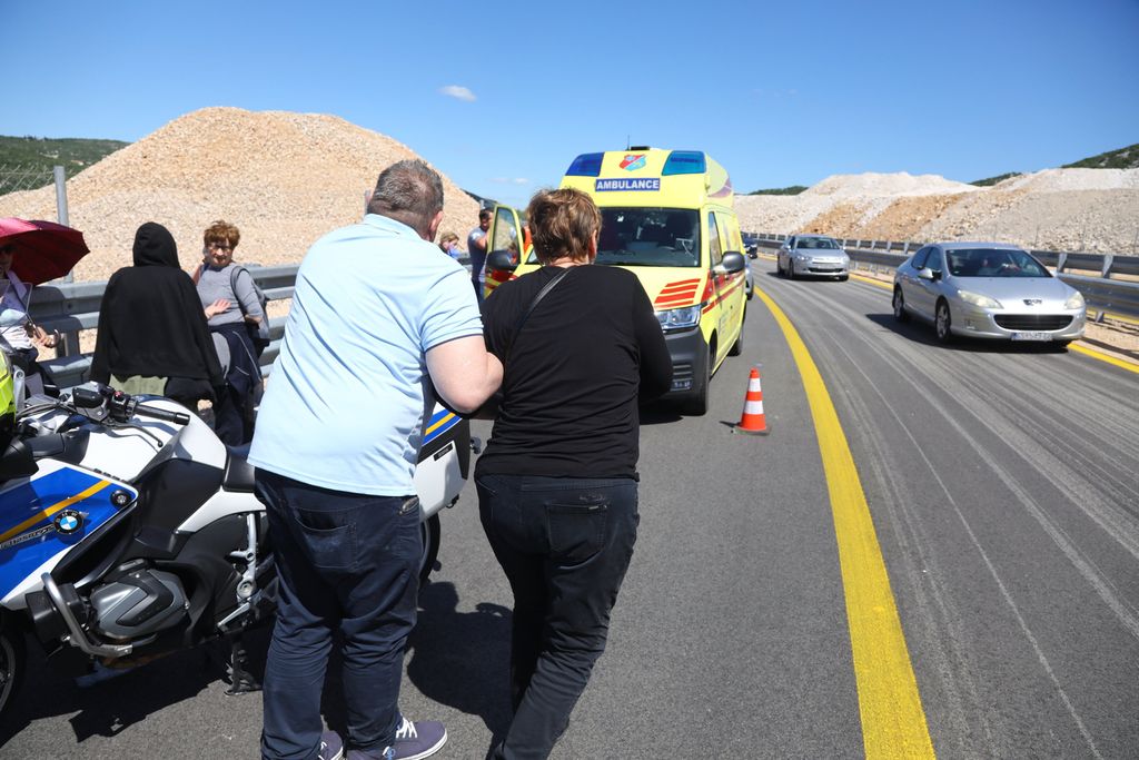 Prometna nesreća u kojoj su na autoputu sudjelovala dva autobusa - 16