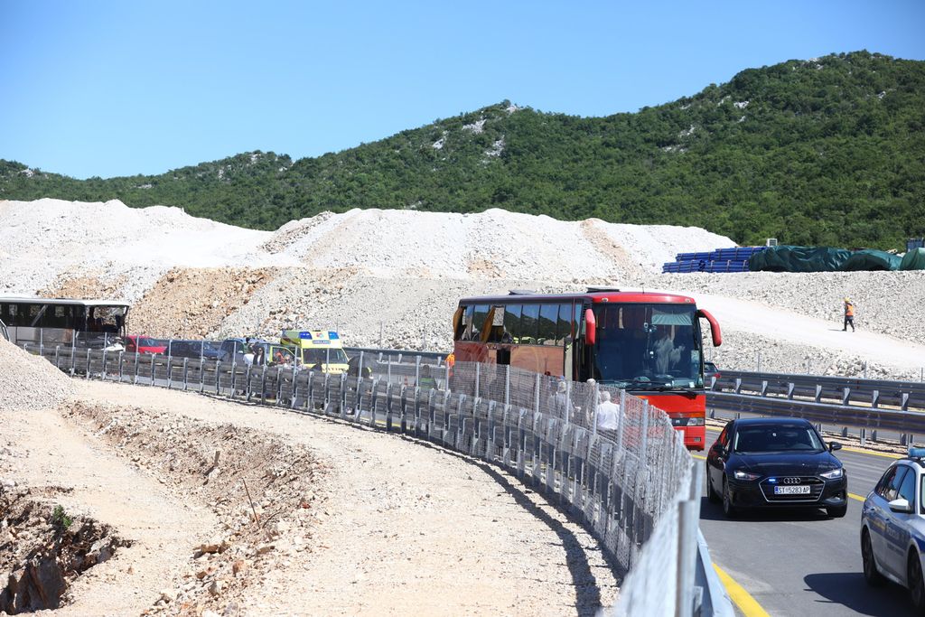Prometna nesreća u kojoj su na autoputu sudjelovala dva autobusa - 16