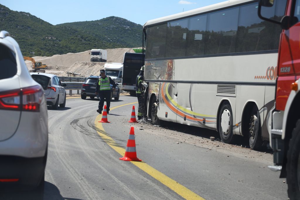 Prometna nesreća u kojoj su na autoputu sudjelovala dva autobusa - 16