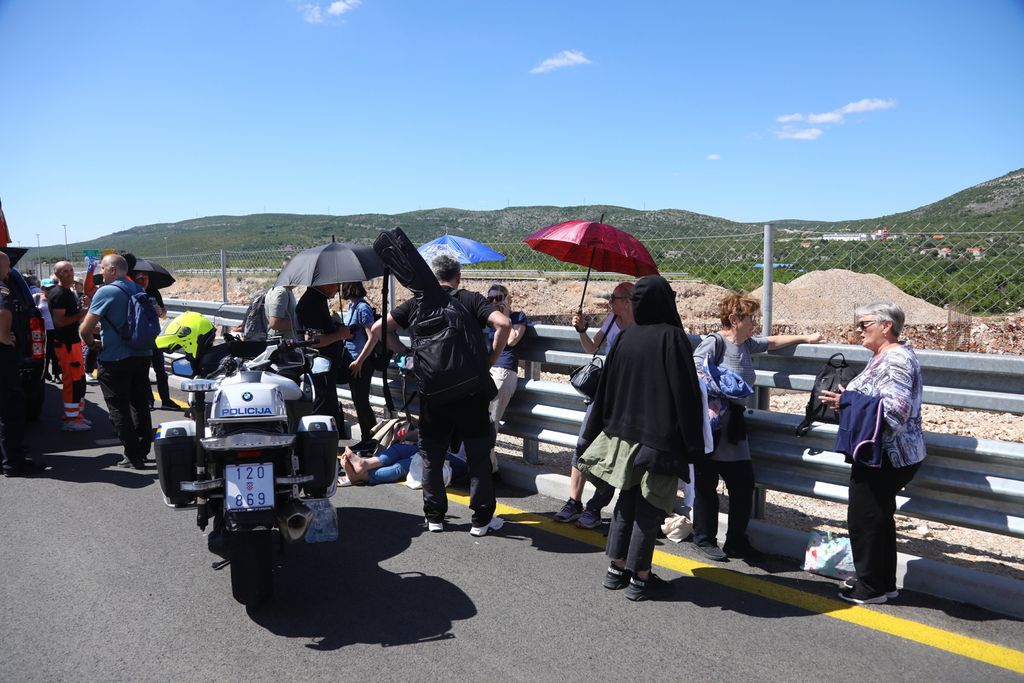 Prometna nesreća u kojoj su na autoputu sudjelovala dva autobusa - 16