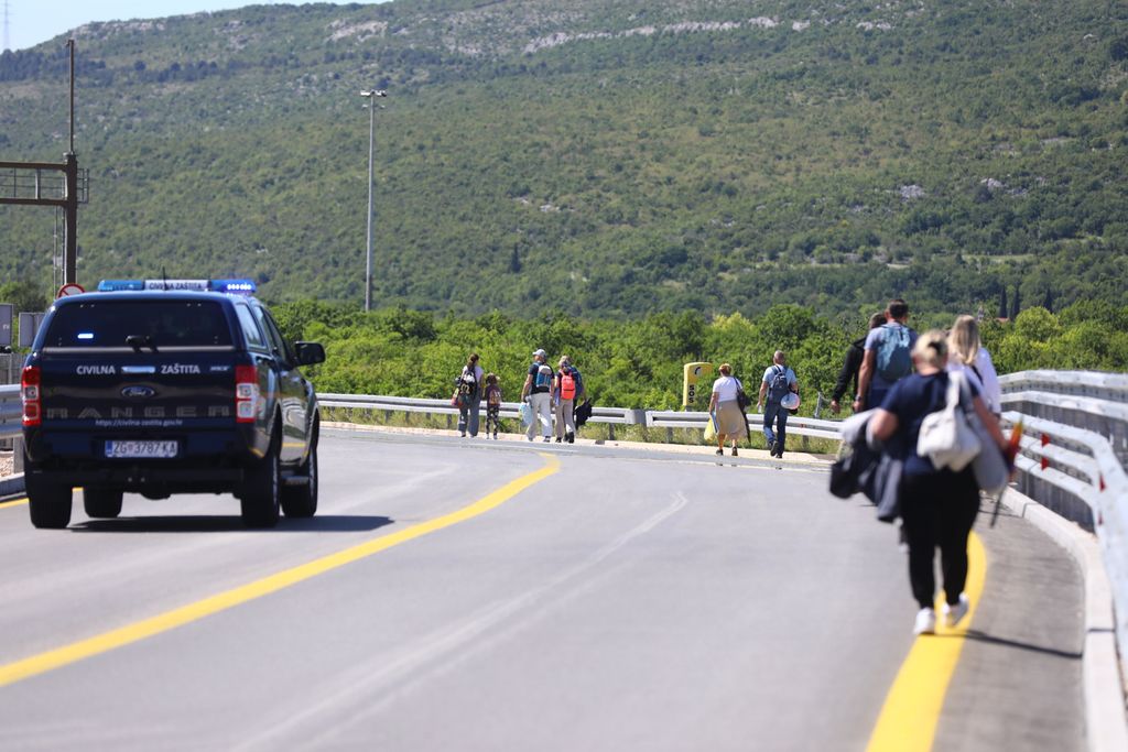 Prometna nesreća u kojoj su na autoputu sudjelovala dva autobusa - 16