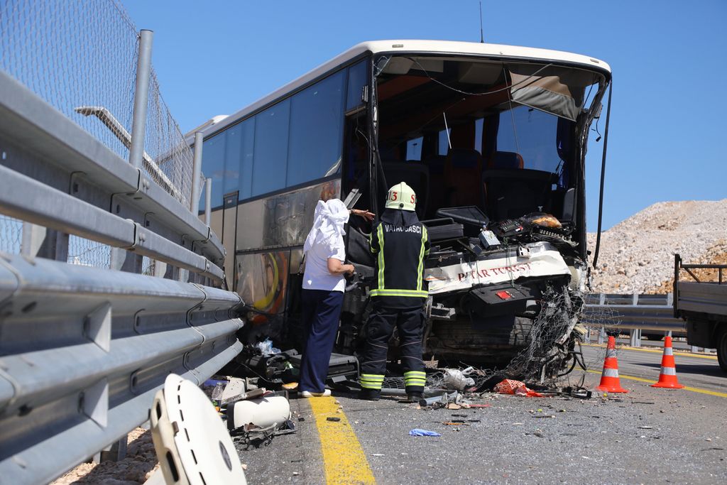 Prometna nesreća u kojoj su na autoputu sudjelovala dva autobusa - 16