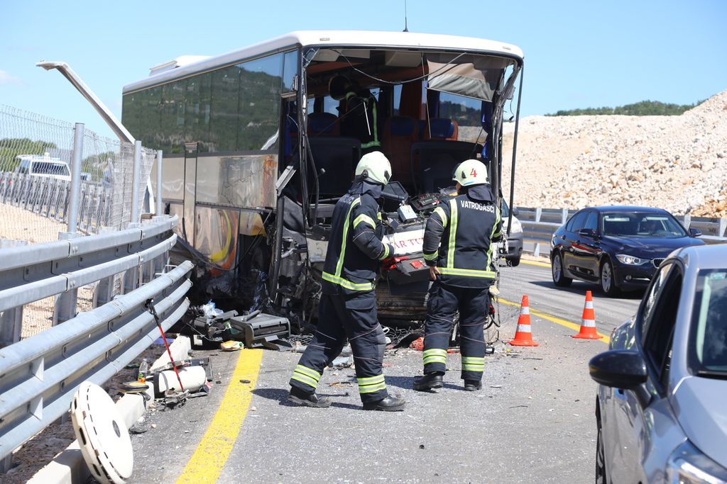 Prometna nesreća u kojoj su na autoputu sudjelovala dva autobusa - 16
