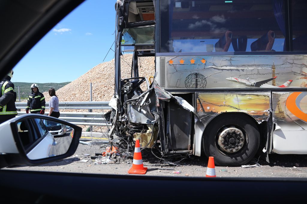 Prometna nesreća u kojoj su na autoputu sudjelovala dva autobusa - 16