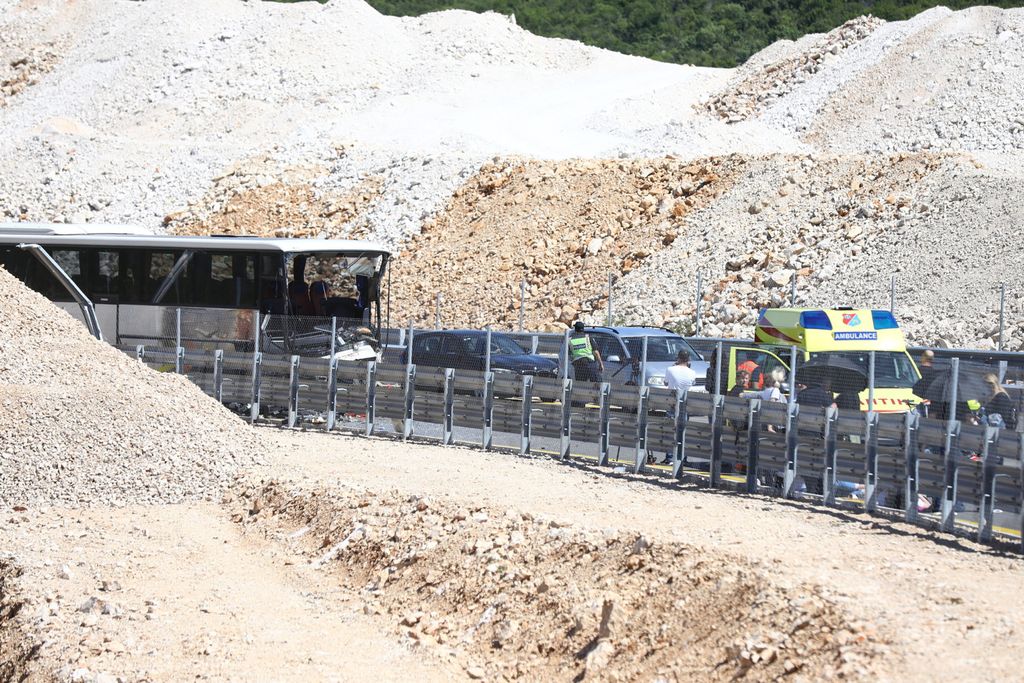 Prometna nesreća u kojoj su na autoputu sudjelovala dva autobusa - 16