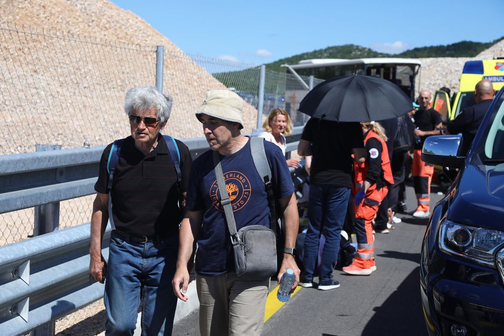 Prometna nesreća u kojoj su na autoputu sudjelovala dva autobusa - 16