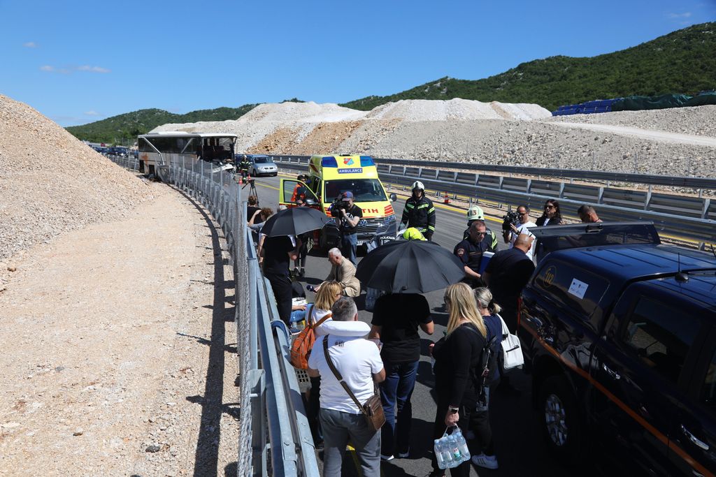 Prometna nesreća u kojoj su na autoputu sudjelovala dva autobusa - 16