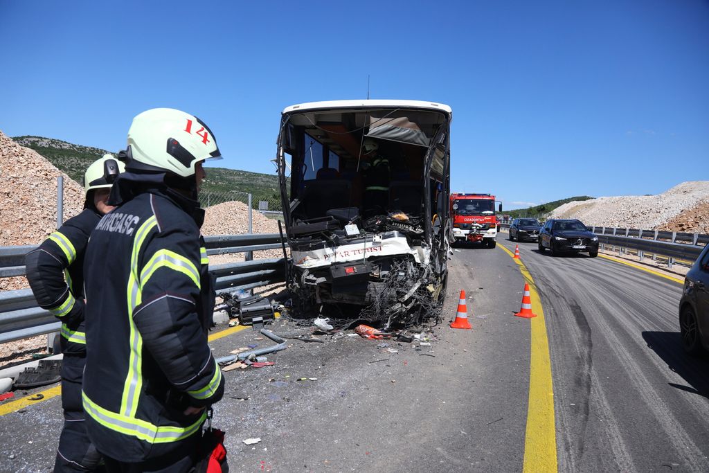 Prometna nesreća u kojoj su na autoputu sudjelovala dva autobusa - 16