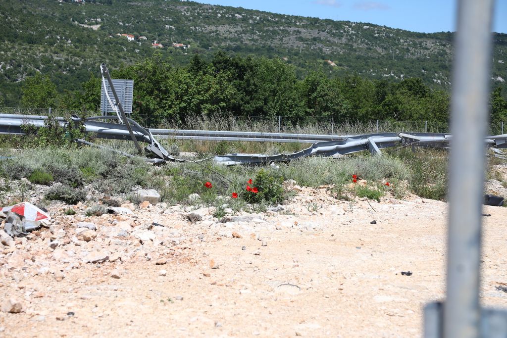 Prometna nesreća u kojoj su na autoputu sudjelovala dva autobusa - 16