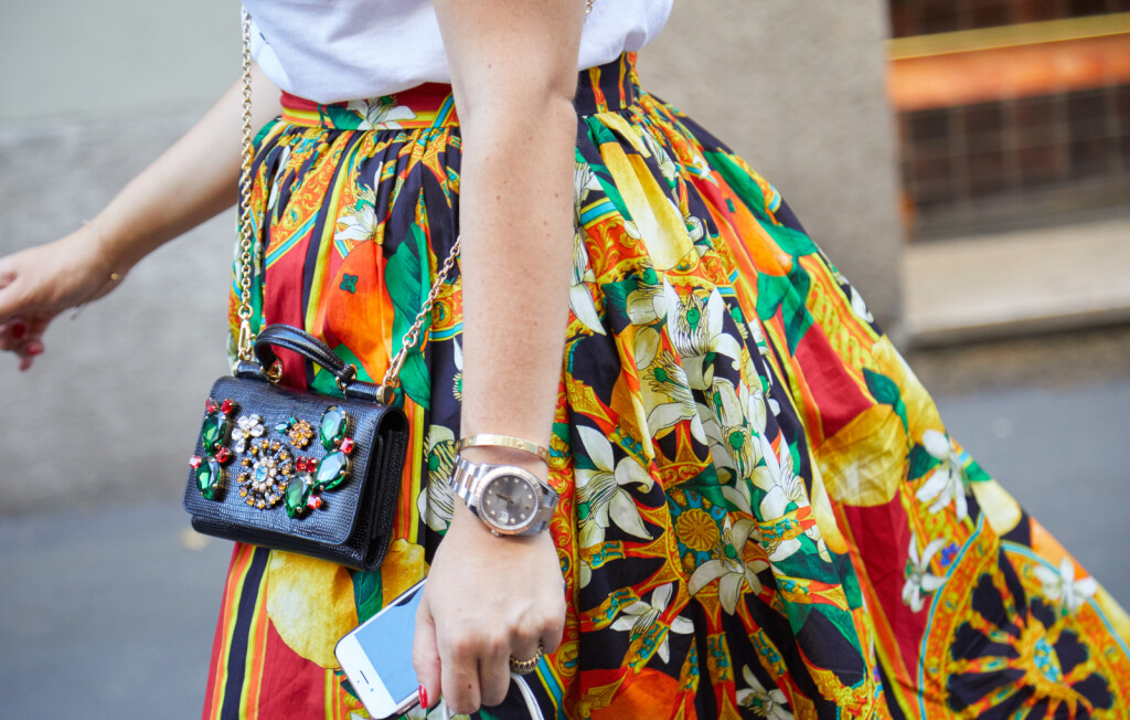 Žena u šarenoj suknji