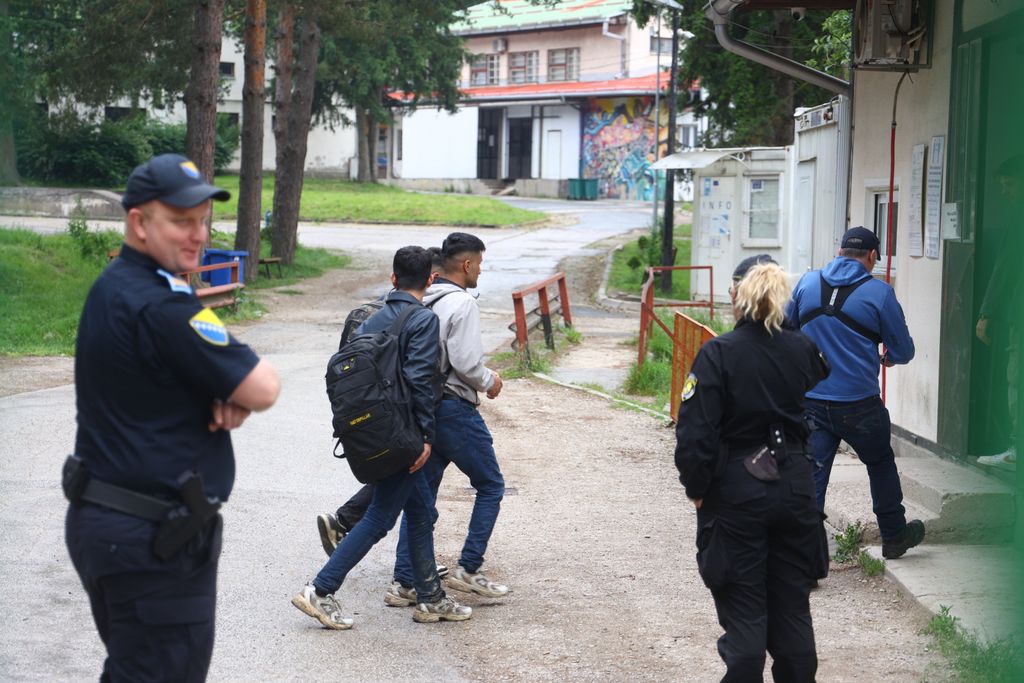 Pucnjava u migrantskom kampu u Blažuju - 8