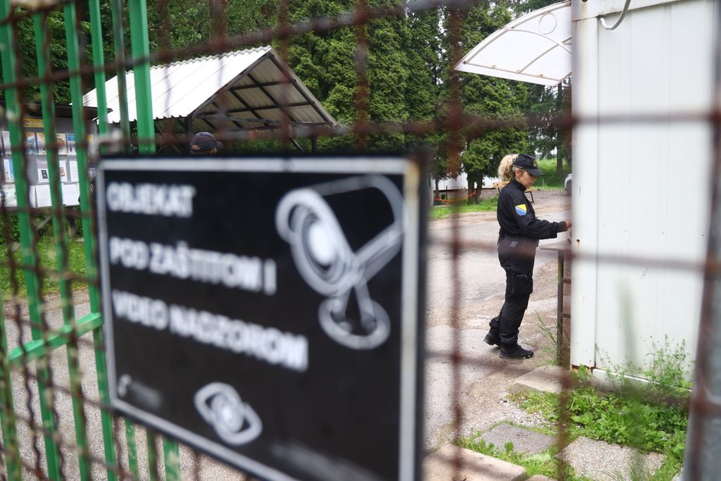 Pucnjava u migrantskom kampu u Blažuju - 8