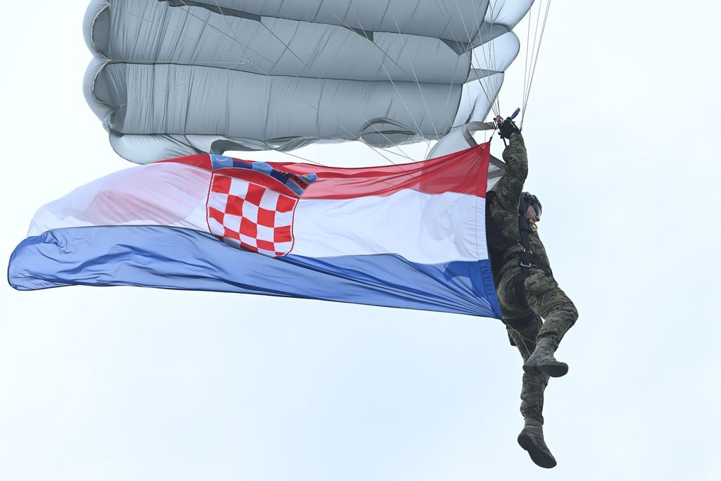 Susret i rukovanje predsjednika Zorana Milanovića i premijera Andreja Plenkovića - 9
