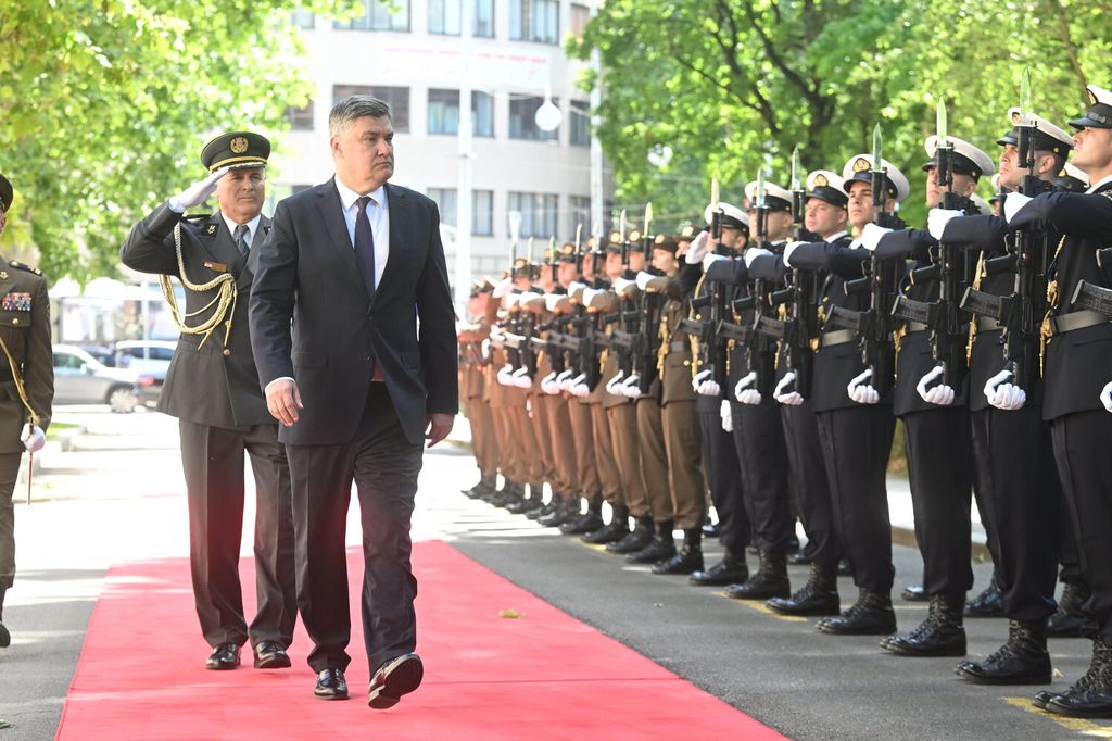 Susret i rukovanje predsjednika Zorana Milanovića i premijera Andreja Plenkovića - 9