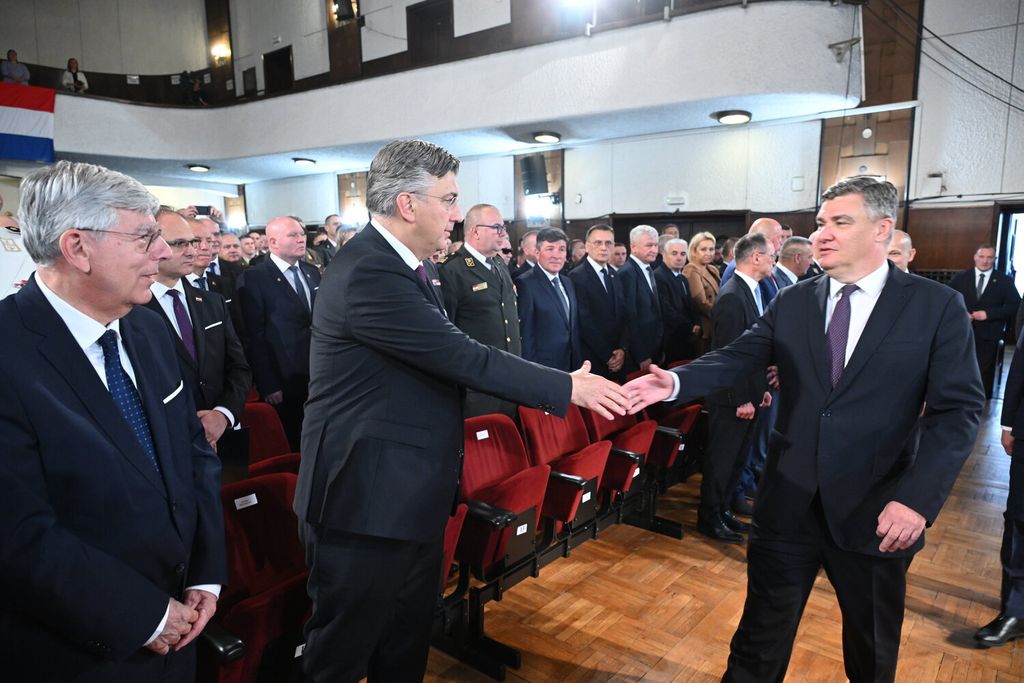 Susret i rukovanje predsjednika Zorana Milanovića i premijera Andreja Plenkovića - 9