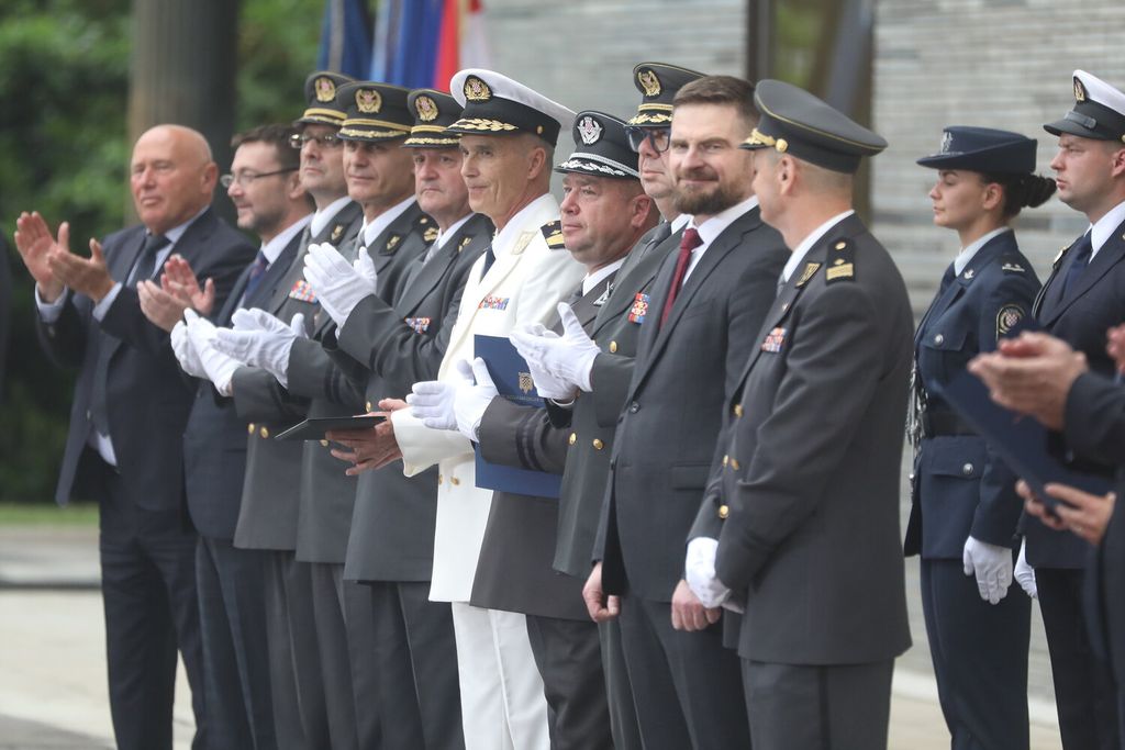 Milanović uručio odlikovanja i promaknuća pripadnicima Oružanih snaga RH - 41