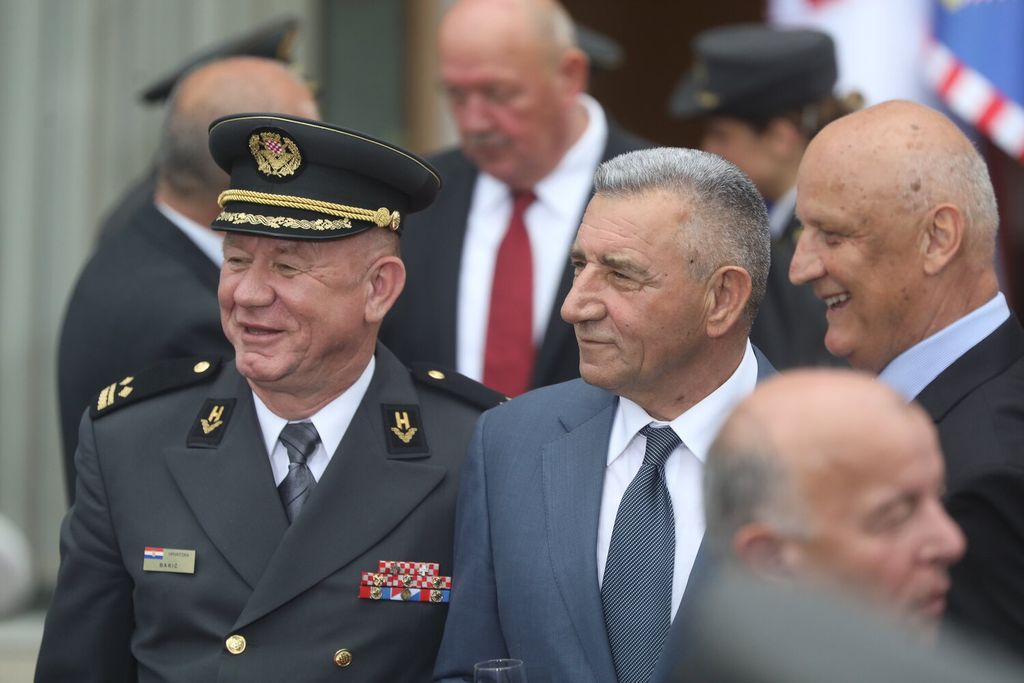 Milanović uručio odlikovanja i promaknuća pripadnicima Oružanih snaga RH - 41