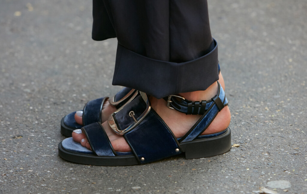 Žena u ravnim sandalama