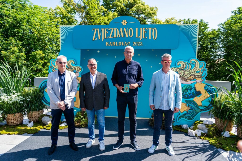 Ispred Upravnog odjela za gospodarstvo, razvoj grada i fondove EU Robert Vodopić, predsjednik Međunarodnog Festivala Folklora Karlovac, Željko Štajcer, gradonačelnik grada Karlovca, Damir Mandić i ravnatelj Gradskog kazališta Zorin dom, Milivoj Juras