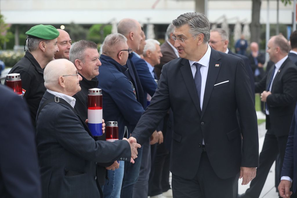 Polaganje vijenaca kod Spomenika domovini