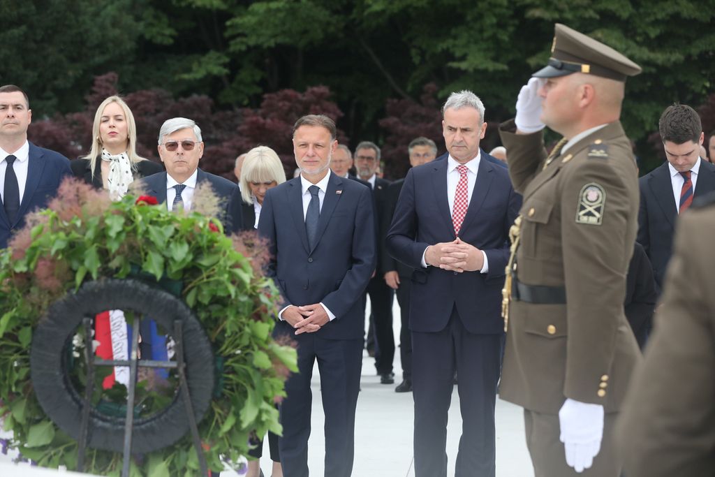 Polaganje vijenaca kod Spomenika domovini