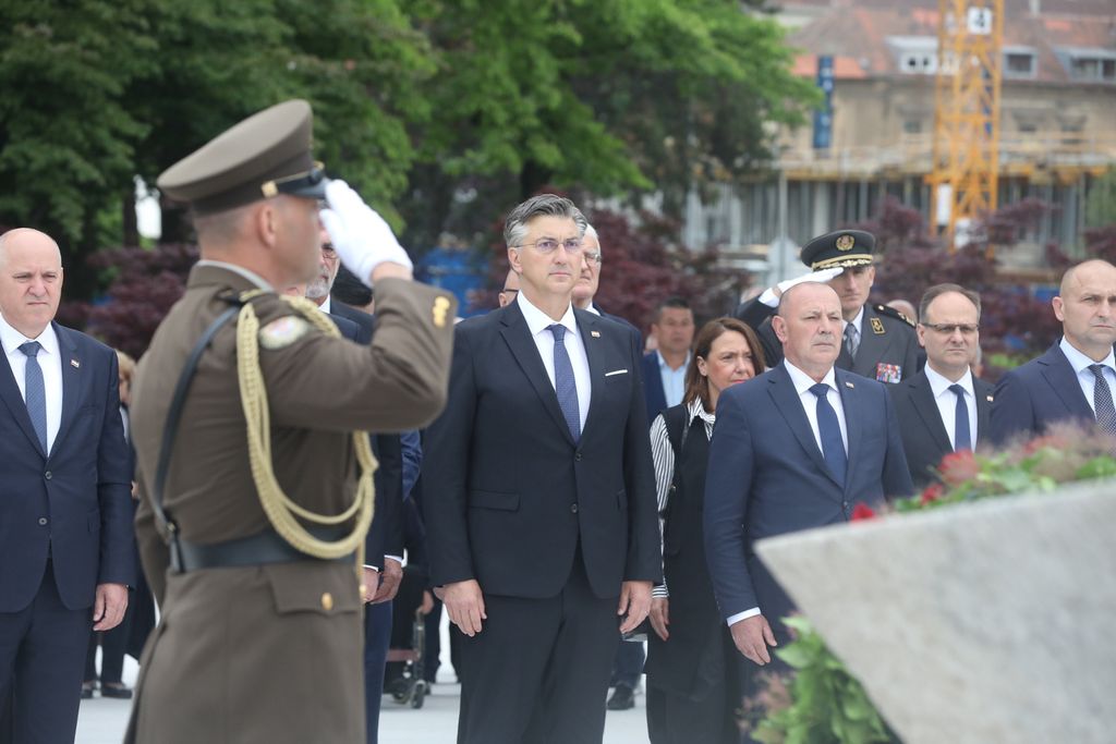 Polaganje vijenaca kod Spomenika domovini