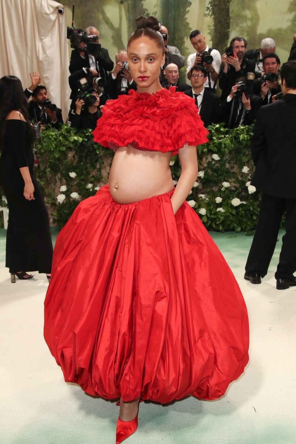 Adwoa Aboah na Met Gali 2024. godine u dvodijelnoj haljini iz H&M-a