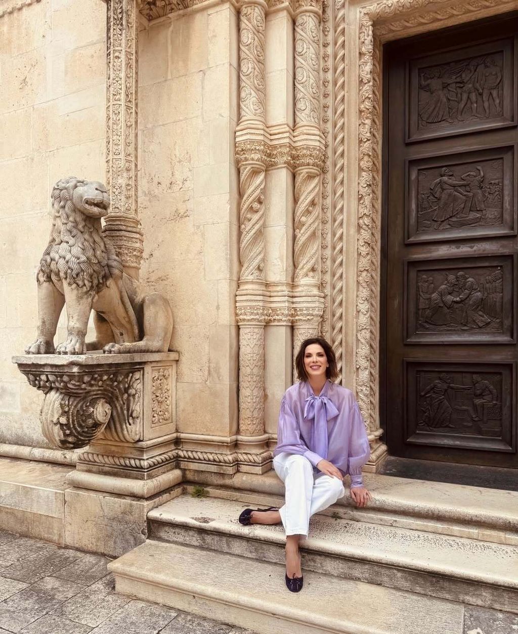 Bojana Gregorić Vejzović u bijelim hlačama i lijepoj bluzi boje lavande