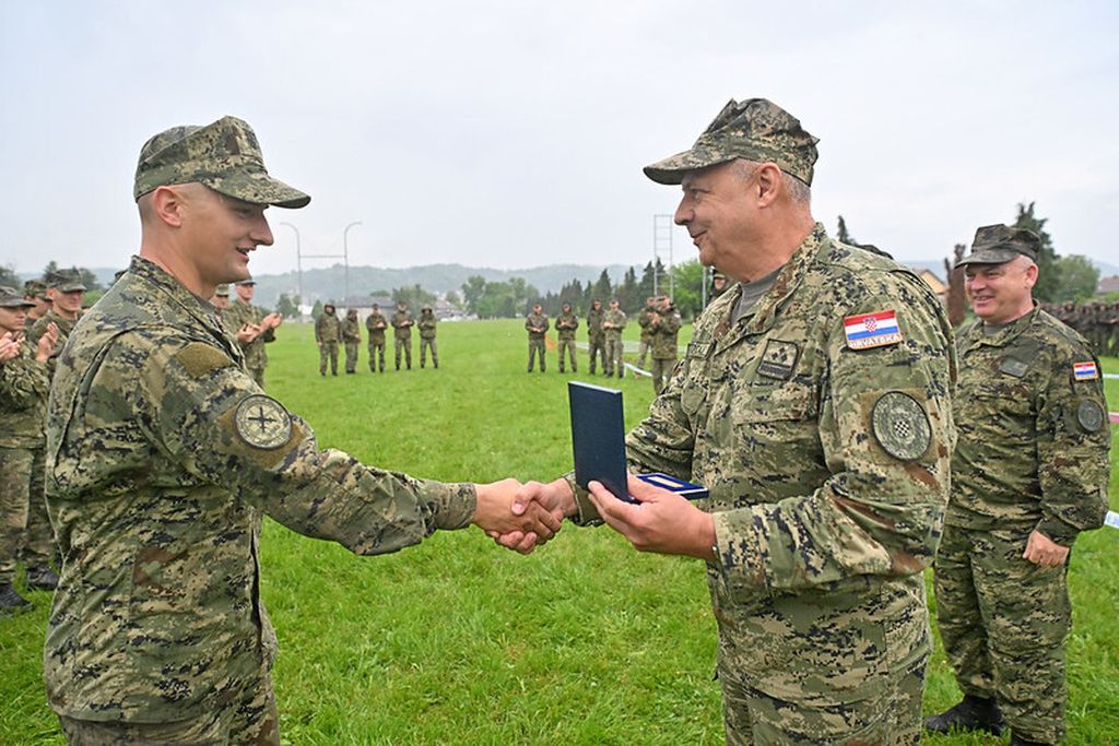 Prvi naraštaj ročnika završio temeljnu vojnu obuku - 7