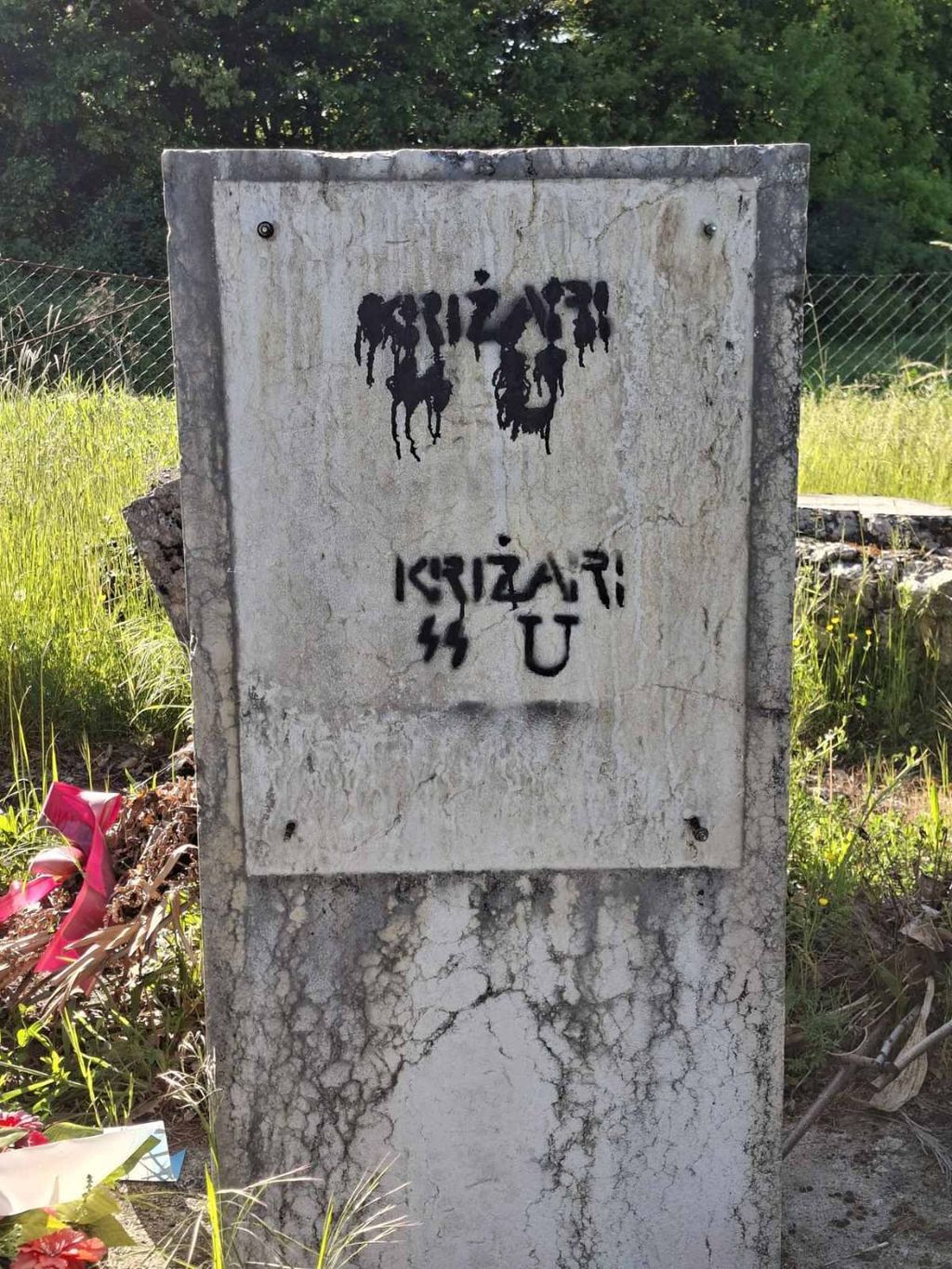 Razbijena ploča u Sloboštini