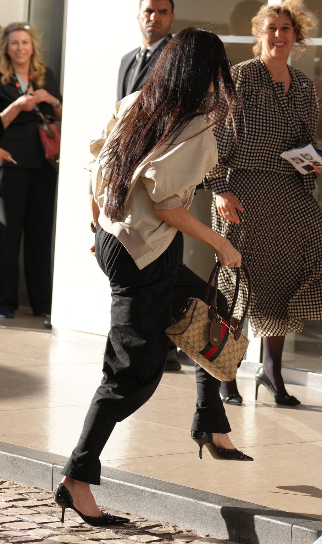 Demi Moore u hlačama u stilu polu-dimija i štiklama modne kuće Gucci