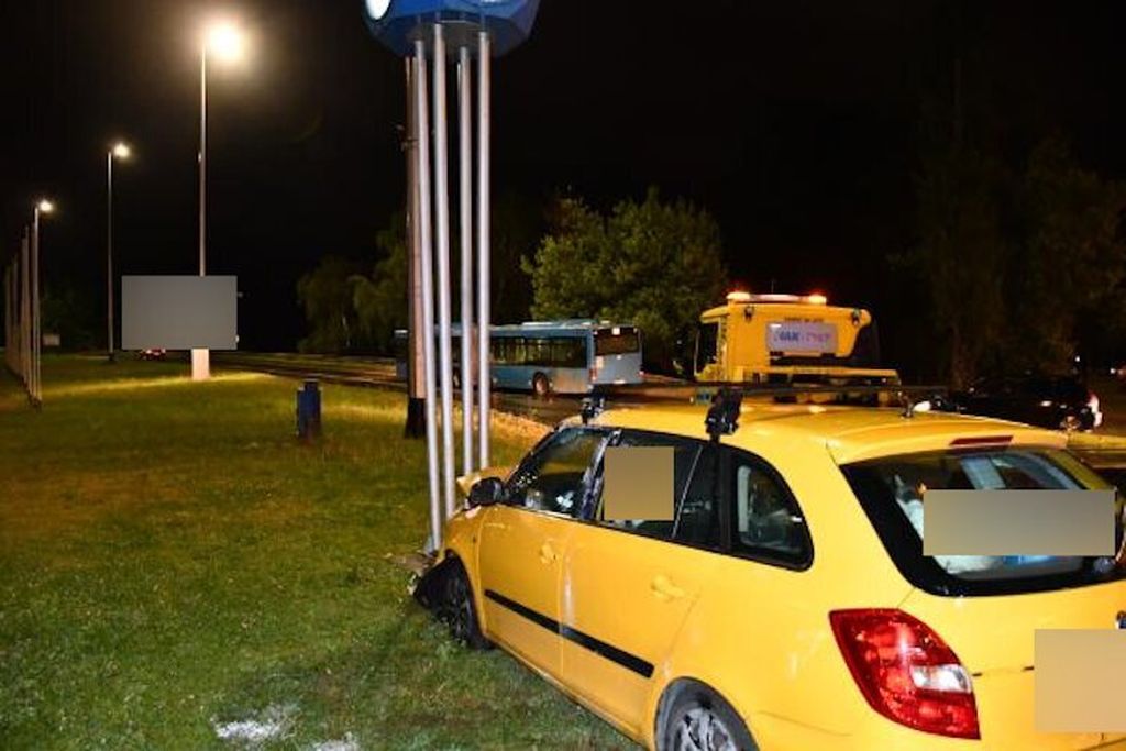 Autom naletio na ulični sat