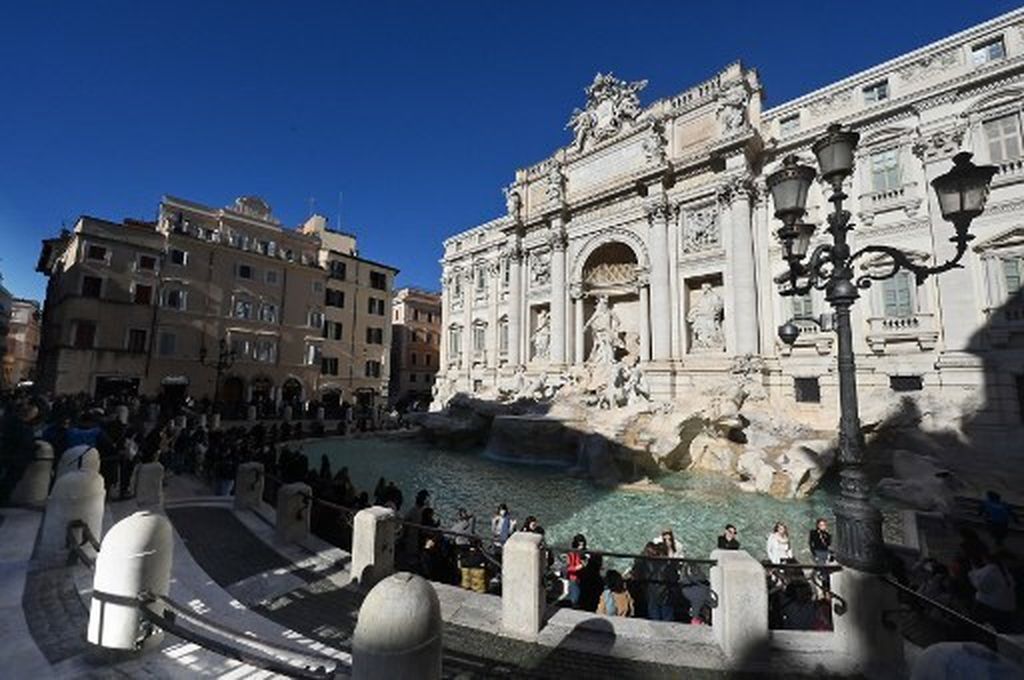 Čovjek u Fontani di Trevi