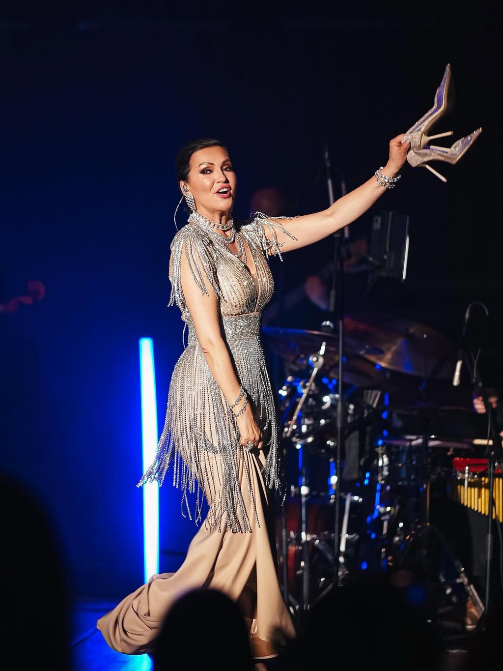 Nina Badrić nosi haljinu bogato ukrašenu kristalima i štikle u istom stilu