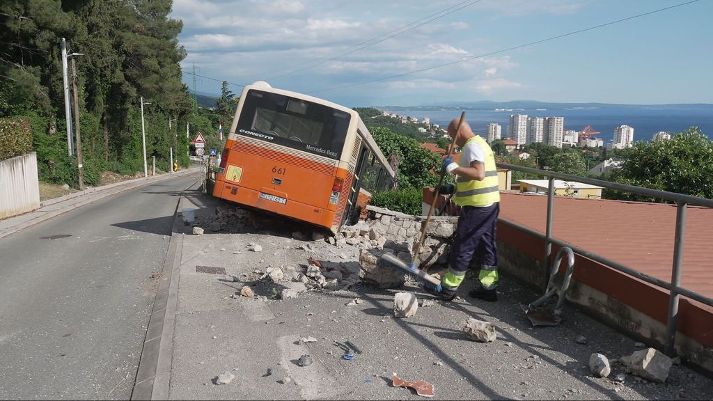 Autobus završio u dvorištu - 2