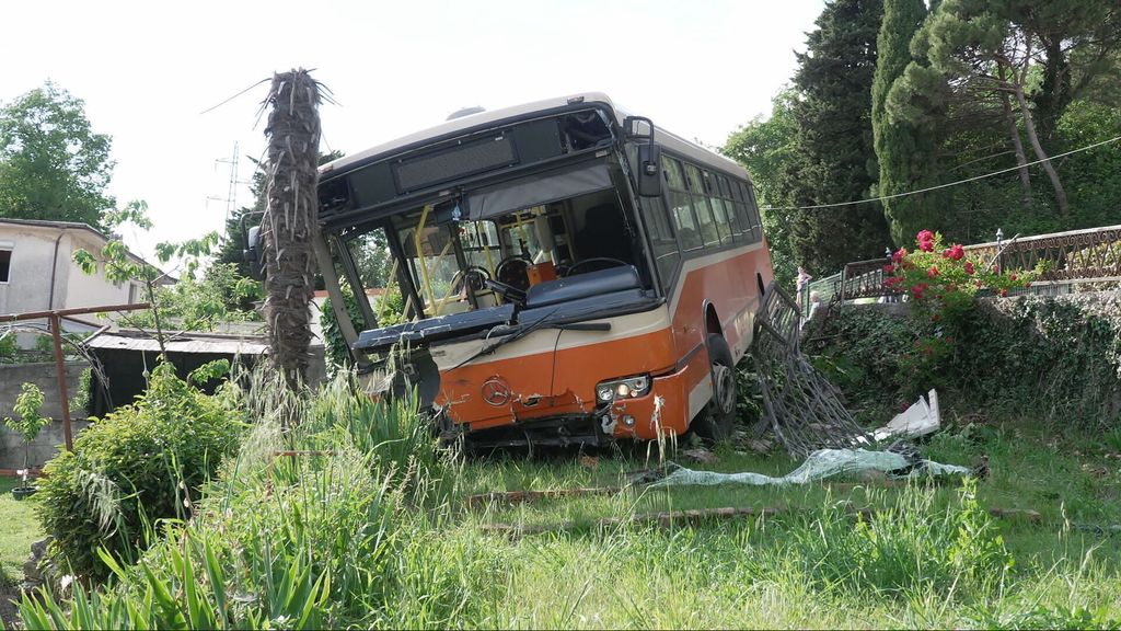 Autobus završio u dvorištu - 2