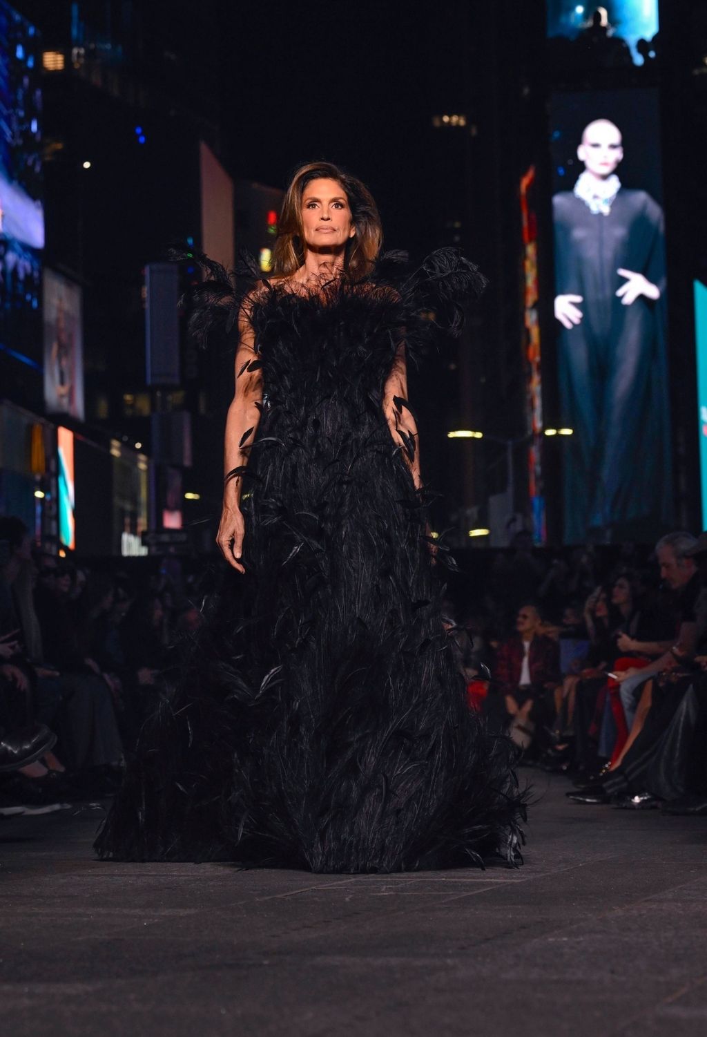 Cindy Crawford na Gucci reviji